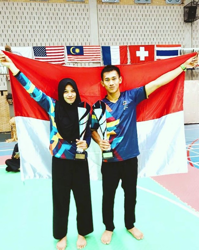Sarah dan Iqbal berhasil menyumbangkan emas di Asian Games 2018 untuk pencak silat. Pasangan ini pertama kali bertemu pada 2012 lalu di Pekan Olahraga Pelajar. Kala itu, Iqbal masih berusia 15 tahun dan Sarah 16 tahun. Foto: Instagram