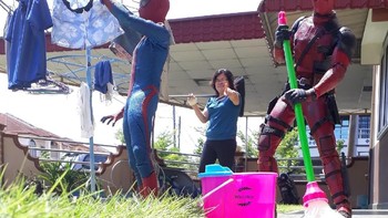 Bahkan dibuat bisa beraktifitas melakukan pekerjaan rumah layaknya manusia seperti foto ini aksi Deadpool mengepel lantai dan Spiderman menjemur pakaian. (Foto: Facebook/Wire Hon)