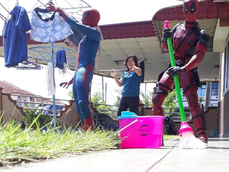 Aksi Superhero Mainan Saat Bersantai di Rumah