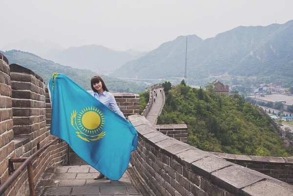 Sabina sangat mencintai negaranya, Kazakhstan. Saat ke Tembok China, Sabina sambil bawa-bawa bendera negaranya. (Instagram/@altynbekova_20)
