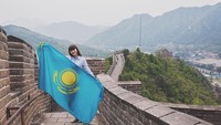 Sabina sangat mencintai negaranya, Kazakhstan. Saat ke Tembok China, Sabina sambil bawa-bawa bendera negaranya. (Instagram/@altynbekova_20)