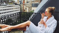 Nih liburannya saat berada di Paris, Perancis. (karliekloss/Instagram)