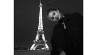 Seringkali ke Prancis untuk show dan pemotretan, Taylor menyempatkan diri untuk berfoto dengan latar Menara Eiffel yang cantik. (taylor_hill/Instagram)