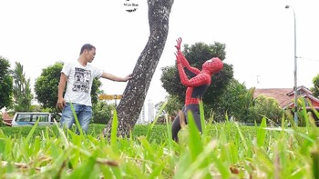 Dengan modal kamera ponsel ia mampu menciptakan foto kreatif yang lucu dengan objek foto karakter superhero. (Foto: Facebook/Wire Hon)