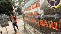 Salah satu pengelola mengenakan tarif parkir Rp 5000 per hari.