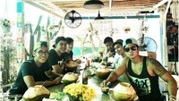 Berlibur ke Bali, Aqsa dan teman-temannya memilih makan siang dengan sajian khas Indonesia. Lengkap dengan es kelapa buah yang segar. Foto: Instagram @aqsaaswar