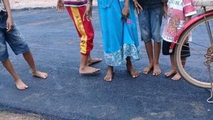 Viral Foto Anak-anak Lepas Sandal dan Main di Jalan Aspal Baru