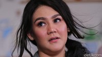Sissy Prescillia kembali ke layar lebar dengan film terbarunya Milly & Mamet. Ibu dua anak itu masih terlihat manis meskipun tengah kepanasan lho!  Foto: Ismail/detikHOT