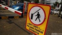 Lokasi parkir itu menggunakan palang otomatis.