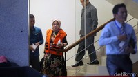 Eni Saragih menuruni tangga usai menjalani pemeriksaan.