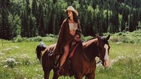 Liburan di Aspen, Colorado, Taylor memilih menikmati alam sambil berkuda. (taylor_hill/Instagram)