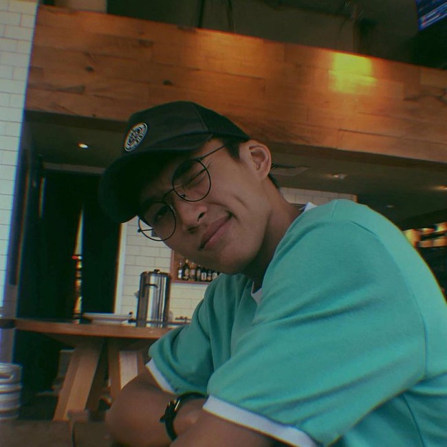 Selain gaya duck face, pose mengedipkan sebelah mata juga sering dilakukan atlet yang juga memiliki chanel You Tube tersebut. Gayanya memamerkan lesung pipi ini lagi-lagi membuat banyak wanita meleleh. aduduuuu cuteee bgtttt,” tulis akun amalia.ty. Dimple mu menghancurkan hatiqu,” tulis akun zilfa.azzara. Foto: Instagram