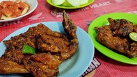 Jika makan ayam taliwang di Lombok, maka yang disajikan akan seperti ini. Satu ekor ayam utuh yang dibelah dua dan dibekakak. Kepala ayam juga ikut disajikan. Foto : instagram @foodblogger_stories