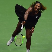 Selalu ada yang berbeda pada pilihan kostum petenis Serena Williams saat unjuk gigi. Setelah sempat mencuri perhatian di Prancis Terbuka dengan kostum ala Black Panther (yang berujung pada pelarangan untuk dipakai lagi di tahun berikutnya), Serena tampil bak balerina di Amerika Serikat Terbuka (US Open) 2018, Senin (27/8/2018). (Foto: Getty Images)