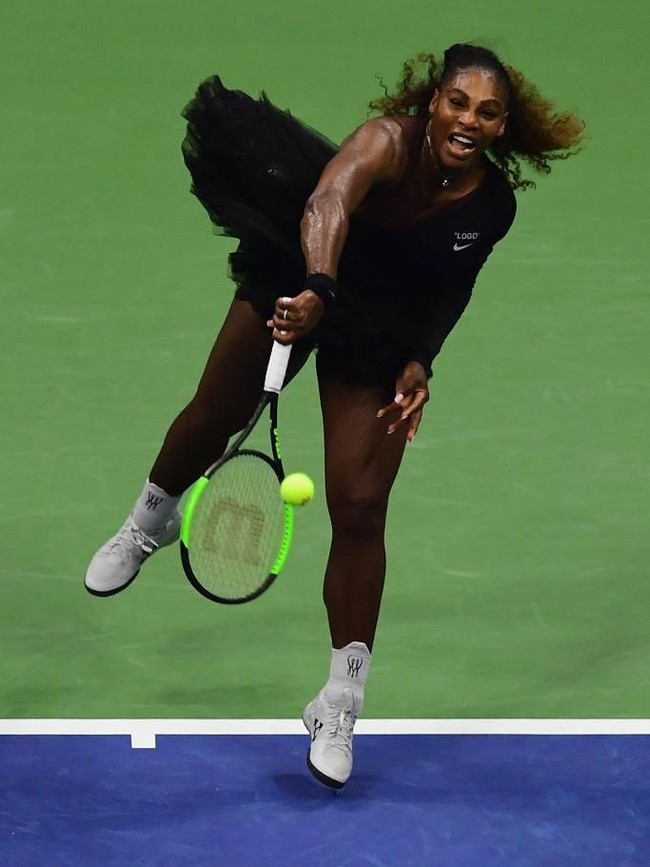 Selalu ada yang berbeda pada pilihan kostum petenis Serena Williams saat unjuk gigi. Setelah sempat mencuri perhatian di Prancis Terbuka dengan kostum ala Black Panther (yang berujung pada pelarangan untuk dipakai lagi di tahun berikutnya), Serena tampil bak balerina di Amerika Serikat Terbuka (US Open) 2018, Senin (27/8/2018). (Foto: Getty Images)