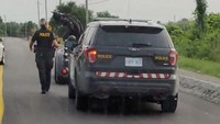 Namun tiba-tiba polisi memberhentikan mobil tersebut meskipun Stephen tak melanggar rambu ataupun batas kecepatan. Dok. Twitter/@THE8DARK8KNIGHT