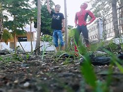 Aksi Superhero Mainan Saat Bersantai di Rumah