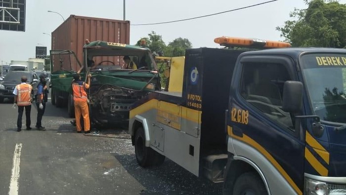 Tabrakan di Tol Sedyatmo, Sopir dan Kondektur Truk Terjepit