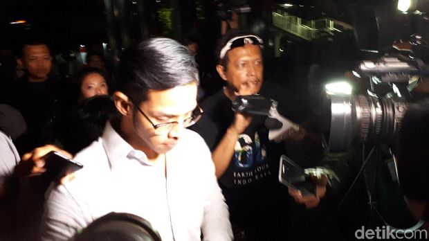 Putra Setya Novanto, Rheza Herwindo usai diperiksa KPK sebagai saksi kasus suap PLTU Riau-1, Selasa (28/8/2018)