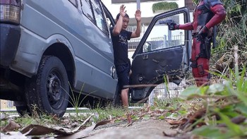 Hon membuat mainan karakter superhero ini tampak hidup dengan ukuran manusia meski aslinya berukuran kecil. (Foto: Facebook/Wire Hon)