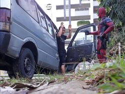Aksi Superhero Mainan Saat Bersantai di Rumah