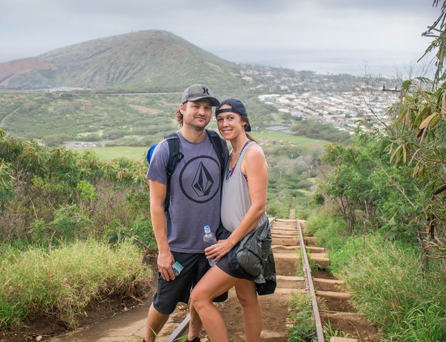 Katie dan Mark Sievers memutuskan pensiun muda. Sejak remaja, keduanya memang telah bercita-cita untuk pensiun di usia 30 tahun. Meski baru terwujud tiga tahun kemudian, mreka pun berhasil melakukannya dan kini tengah menikmati hidup dengan keliling dunia. Foto: Instagram @kiwi_and_free