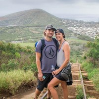 Katie dan Mark Sievers memutuskan pensiun muda. Sejak remaja, keduanya memang telah bercita-cita untuk pensiun di usia 30 tahun. Meski baru terwujud tiga tahun kemudian, mreka pun berhasil melakukannya dan kini tengah menikmati hidup dengan keliling dunia. Foto: Instagram @kiwi_and_free