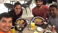 Makan siang Saina kali ini juga menggoda. Berupa sajian hot plate dari salah satu gerai restoran ternama. Nyamm nyammm! Foto: Instagram nehwalsaina