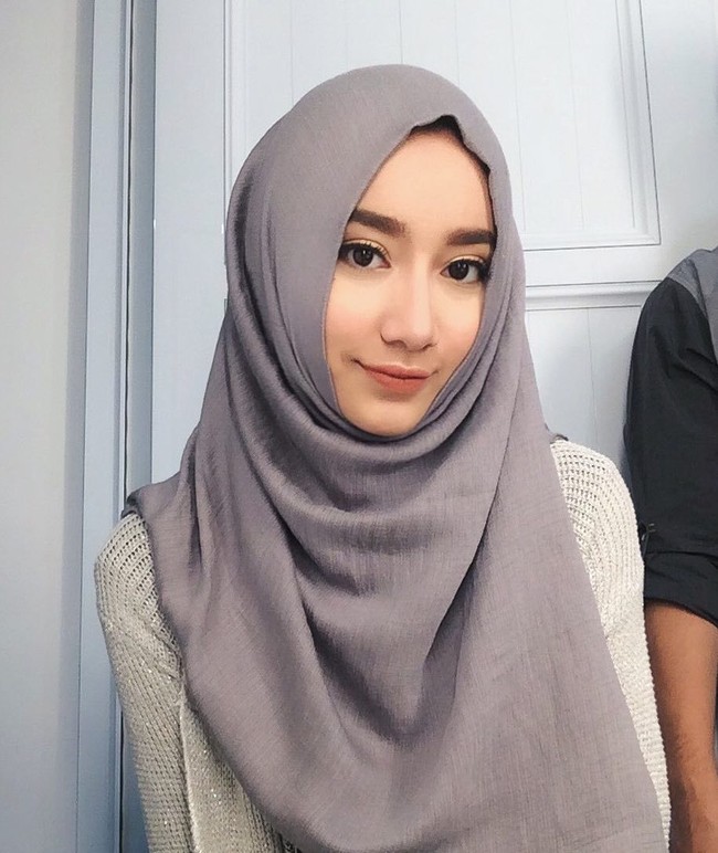 Selain pashmina berbahan viscose, Chacha juga pernah terlihat memakai hijab berbahan sifon. Namun memang, bahan sifon terlihat lebih transparan dibanding pashmina berbahan kashmir atau viscose. Foto: Instagram/Oznapitzcha