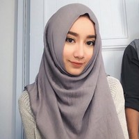 Selain pashmina berbahan viscose, Chacha juga pernah terlihat memakai hijab berbahan sifon. Namun memang, bahan sifon terlihat lebih transparan dibanding pashmina berbahan kashmir atau viscose. Foto: Instagram/Oznapitzcha