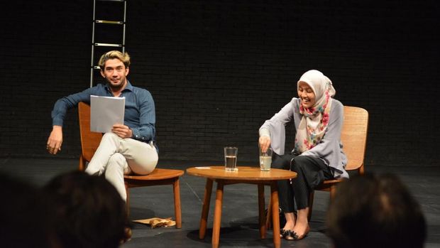 Teatrikal Dadakan Reza Rahadian dan Sita Nursanti di 'White Rabbit Red Rabbit'
