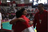 Menko PMK Puan Maharani memeluk salah satu atlet Indonesia cabor pencak silat Asian Games 2018 (Foto: dok. Kemenko PMK)