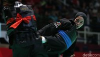 Sarah tanpa kesulitan menghadapi Nong Oy. Dia menang telak 5-0 dalam pertarungan tiga ronde.