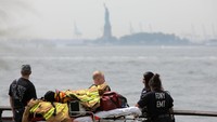 Juru bicara Dinas Pemadam Kebakaran New York, Jim Long, menyebut kebakaran yang muncul berukuran kecil, namun lokasinya ada di dekat tiga tabung gas propana. Hal ini membuat situasi genting. Foto: REUTERS/Andrew Kelly