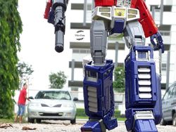 Aksi Superhero Mainan Saat Bersantai di Rumah