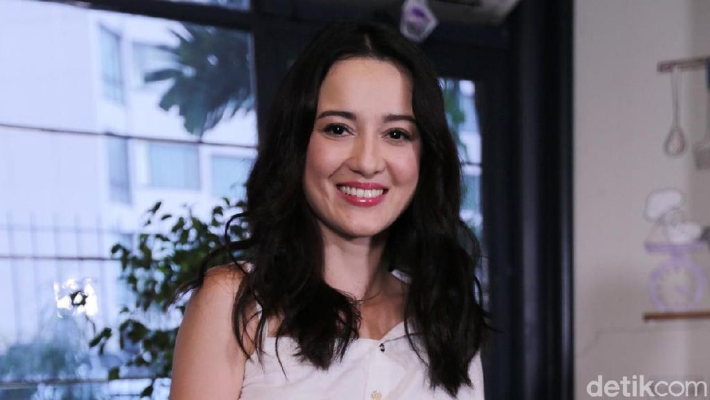 Julie Estelle Sang Pemimpin Pemberontak di Foxtrot Six