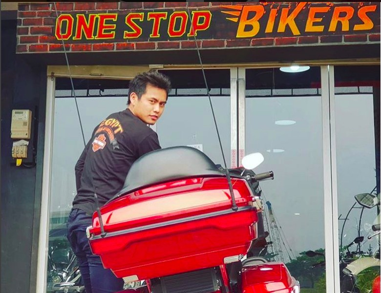 Tontowi Ahmad dan moge. Foto: Instagram/Tontowi Ahmad Tontowi Ahmad dan moge. Foto: Instagram/Tontowi Ahmad