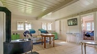 Melangkah masuk ke dalam penginapan, ada 6 ruangan. Suasananya cukup cozy, dengan interior bergaya modern (Adam Schnack/airbnb) 