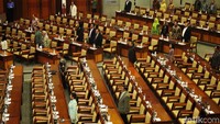 Banyak kursi kosong dalam rapat paripurna DPR.