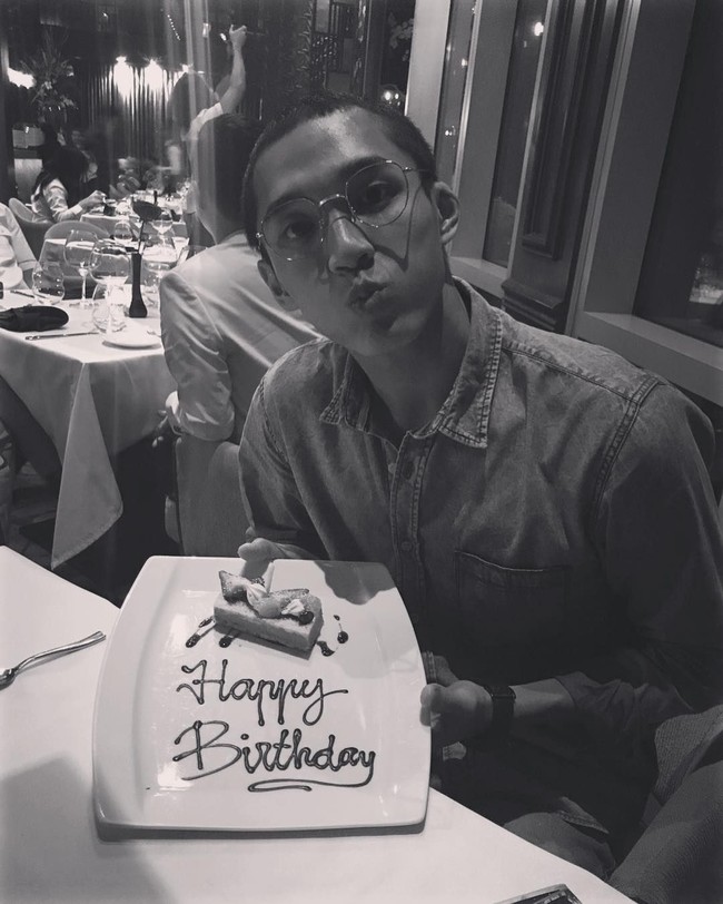 Berpose duck face di ulang tahunnya yang ke-20, foto Jonatan Christie dibanjiri komentar pujian akan ketampanannya. Tak sedikit juga yang menyebut penampilannya berambut plontos ini membuatnya mirip artis Korea. Mirip D.O exo,” kata pemilik akun @defithafauziah. Kalo kayak gini kok mirip @actor_jisoo yaaaa,” tulis pemilik akun bernama Sita. Foto: Instagram