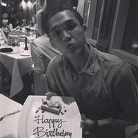 Berpose duck face di ulang tahunnya yang ke-20, foto Jonatan Christie dibanjiri komentar pujian akan ketampanannya. Tak sedikit juga yang menyebut penampilannya berambut plontos ini membuatnya mirip artis Korea. Mirip D.O exo,” kata pemilik akun @defithafauziah. Kalo kayak gini kok mirip @actor_jisoo yaaaa,” tulis pemilik akun bernama Sita. Foto: Instagram