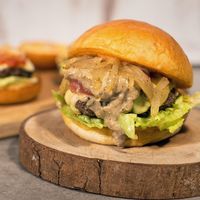 Makan Malam Istimewa Pakai Burger Wagyu yang Gurih Juicy Makan Malam Istimewa Pakai Burger Wagyu yang Gurih Juicy