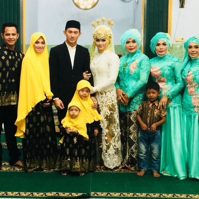 Ini potret pernikahan mereka pada 27 Maret 2018. Sarah tampak cantik mengenakan kebaya putih dan hiasan kepala pengantin tradisional. Foto: Instagram