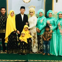 Ini potret pernikahan mereka pada 27 Maret 2018. Sarah tampak cantik mengenakan kebaya putih dan hiasan kepala pengantin tradisional. Foto: Instagram