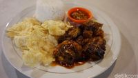 Rumah Huk Family Resto: Menikmati Sop Iga Bakar dengan Suasana Homey
