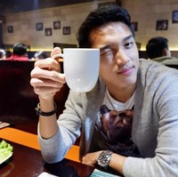 Want a some coffee or tea?” tulis Jonatan Christie di keterangan foto yang menampilkan posenya mengedipkan sebelah mata. Pertanyaannya ini pun langsung disambar jawaban para wanita yang ingin minum kopi atau teh berdua dengannya. Kamu termasuk? Foto: Instagram