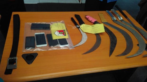 Barang bukti senjata tajam yang dipakai untuk tawuran