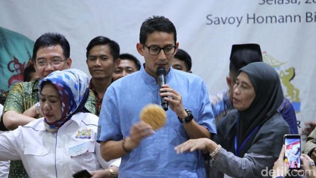  Sandiaga Uno saat diajak berfoto bersama di Hotel Savoy Homan, Bandung, Selasa (28/8/2018)