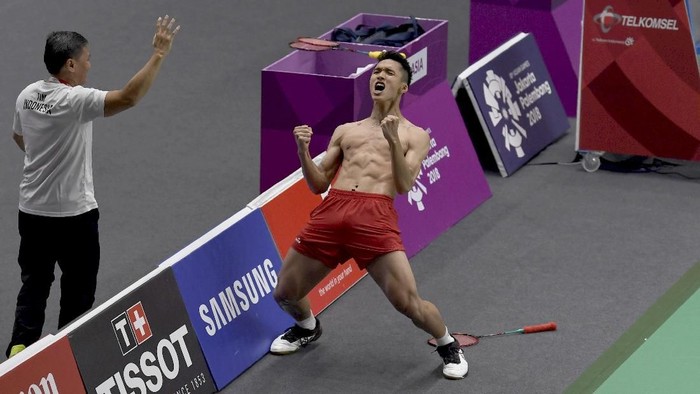 Momen Jonatan Christie buka baju usai merebut emas Asian Games 2018 (Foto: ANTARA FOTO/INASGOC/Puspa Perwitasari) Momen Jonatan Christie buka baju usai merebut emas Asian Games 2018 (Foto: ANTARA FOTO/INASGOC/Puspa Perwitasari)