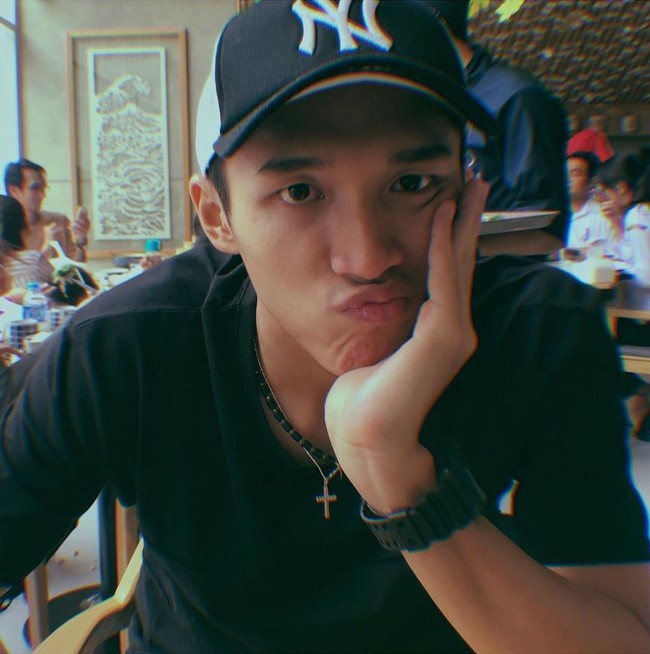 Jonatan Christie yang tidak mengunggah foto terbaru ke media sosial semenjak bertanding di Asian Games 2018, tetap membuat wanita gemas dengan melihat foto-foto lamanya. Apalagi pebulutangkis yang akrab disapa Jojo itu kerap memamerkan foto dengan gaya yang menurut para wanita menggemaskan. Gayanya itu adalah duck face. Foto: Instagram